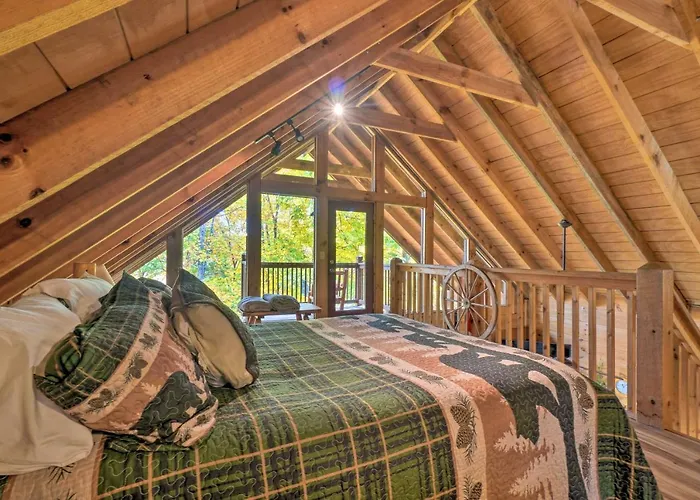 Sevierville Sanctuary Hot Tub, Pool Table And Deck!