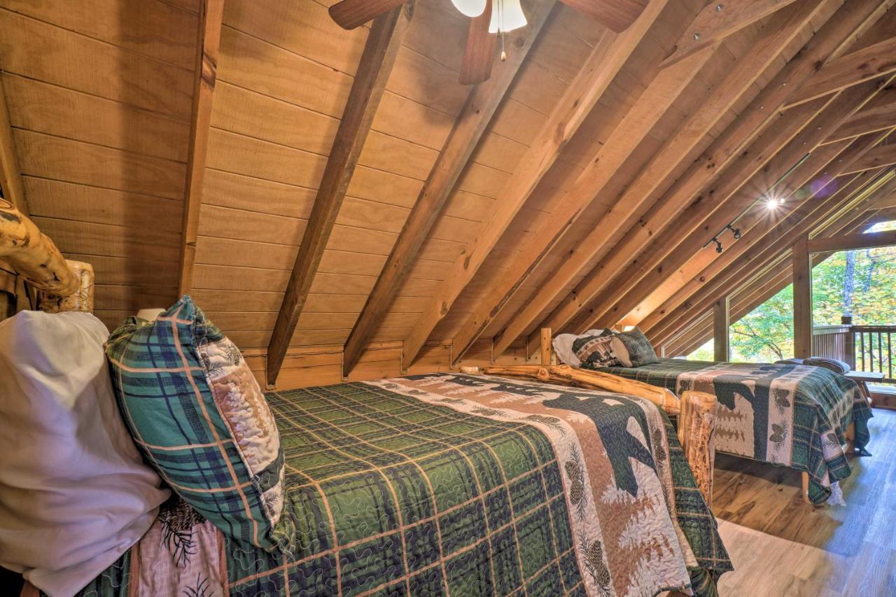 Sanctuary Hot Tub, Pool Table And Deck! *