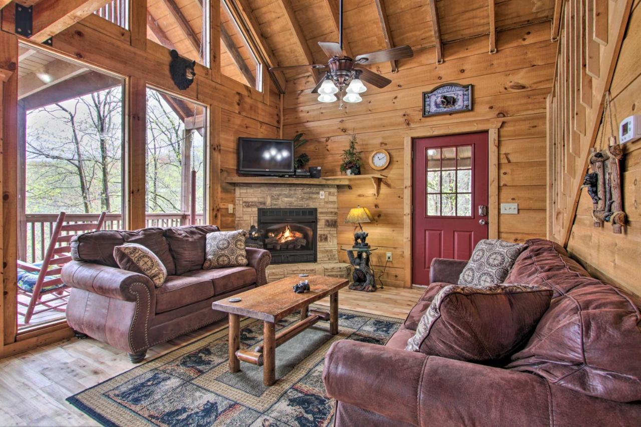 Sanctuary Hot Tub, Pool Table And Deck! Holiday home Sevierville